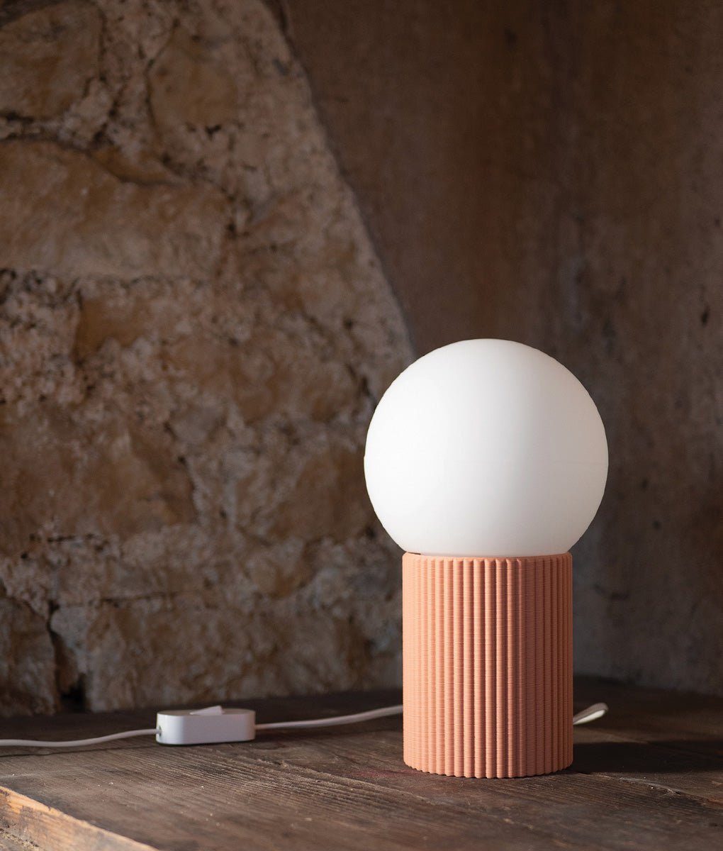 Lampe à poser "Colonnade", base à fines cannelures, verrerie boule mate, vieux rose - La Quincaillerie moderne