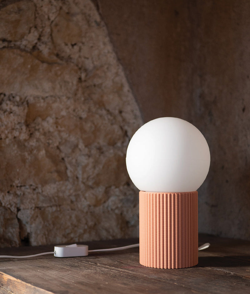 Lampe à poser "Colonnade", base à fines cannelures, verrerie boule mate, vieux rose - La Quincaillerie moderne