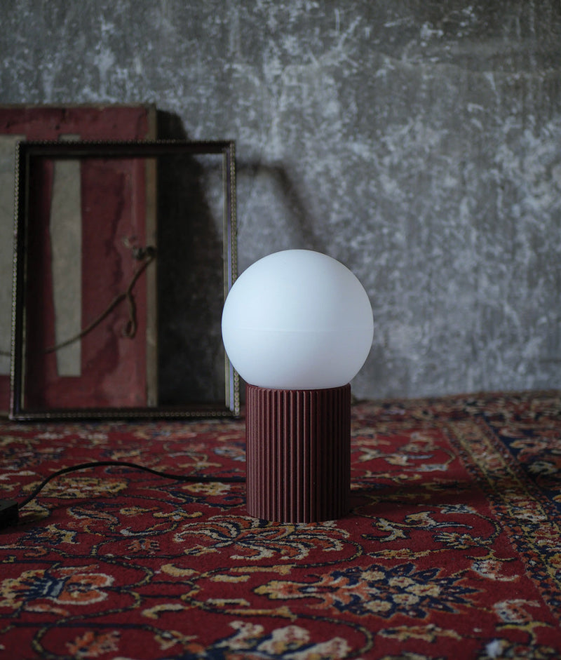 Lampe à poser "Colonnade", base à fines cannelures, verrerie boule mate, bordeaux - La Quincaillerie moderne