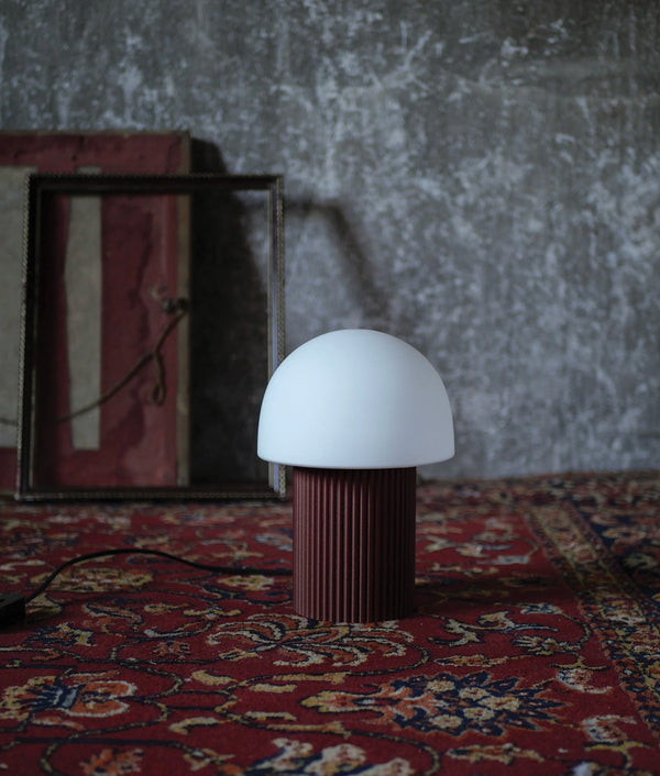 Lampe à poser "Colonnade", base à fines cannelures, verrerie "champignon" mate, bordeaux - La Quincaillerie moderne 