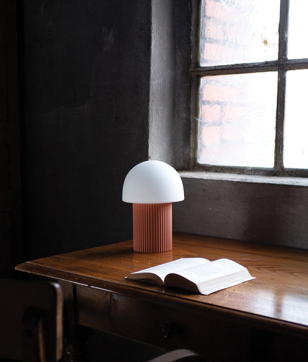 Lampe à poser "Colonnade", base à fines cannelures, verrerie "champignon" mate, vieux rose - La Quincaillerie moderne