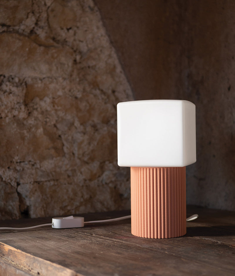 Lampe à poser "Colonnade", base à fines cannelures, verrerie "cube" mate, vieux rose - La Quincaillerie moderne
