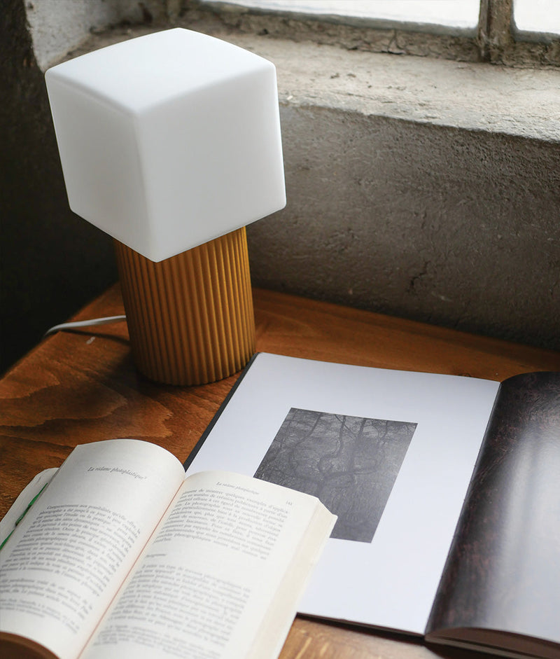 Lampe à poser "Colonnade", base à fines cannelures, verrerie "cube" mate, jaune safran - La Quincaillerie moderne