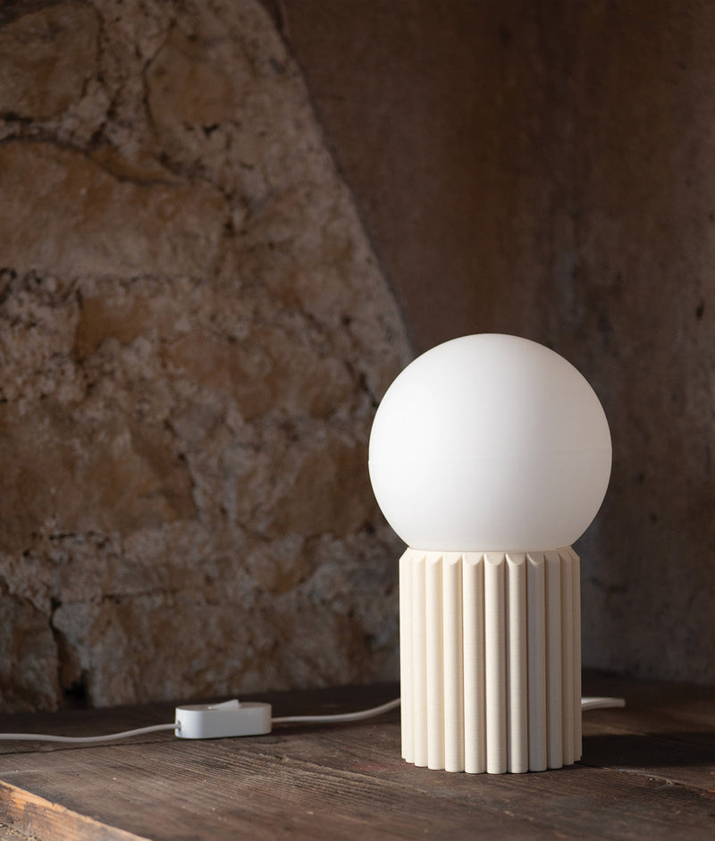 Lampe à poser "Colonnade", base à larges cannelures, verrerie boule mate, crème - La Quincaillerie moderne