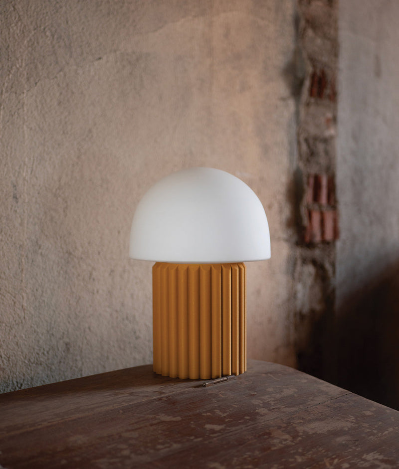 Lampe à poser "Colonnade", base à larges cannelures, verrerie "champignon" mate, jaune safran - La Quincaillerie moderne