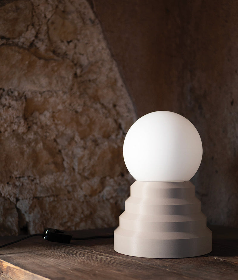 Lampe a poser "Colonnade" en opaline, socle crème - La Quincaillerie moderne & Bold Design