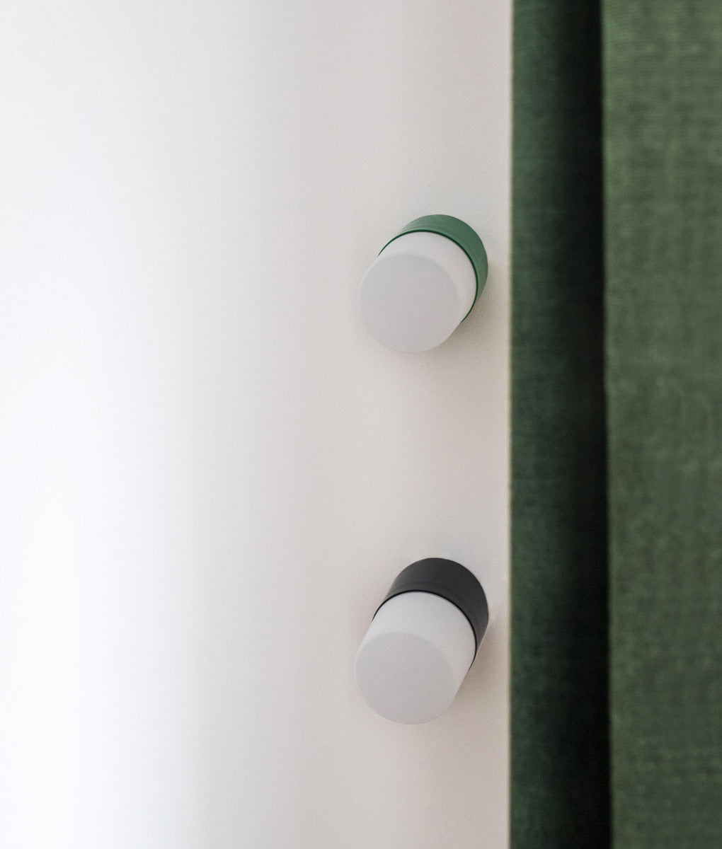 La Quincaillerie moderne - Appliques / plafonniers "Punto", vert prairie, noir et  opaline blanche mate