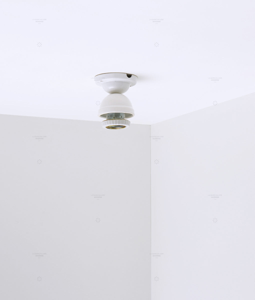 Porte ampoule droit en porcelaine blanche, avec embase et cache douille bombés et bague de fixation