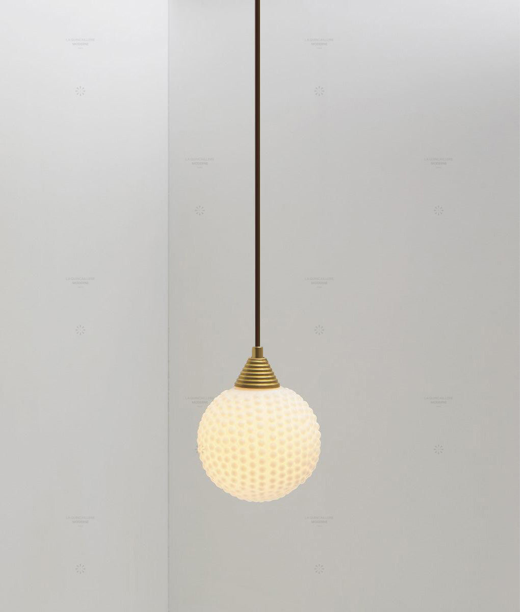 Suspension "Babel", verrerie boule bullée en opaline, la Quincaillerie moderne