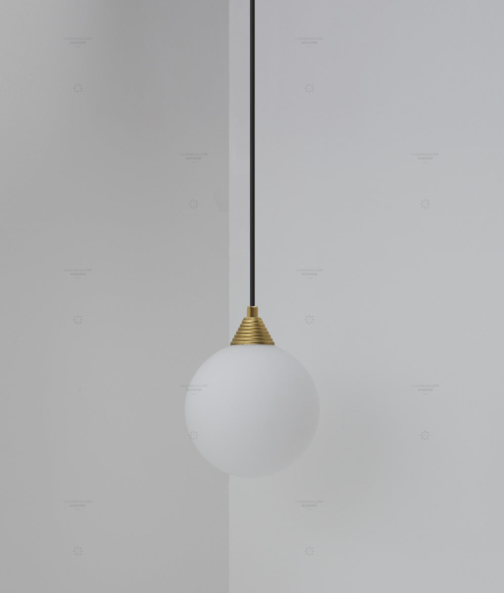 Suspension "Babel", grande verrerie boule en opaline, la Quincaillerie moderne