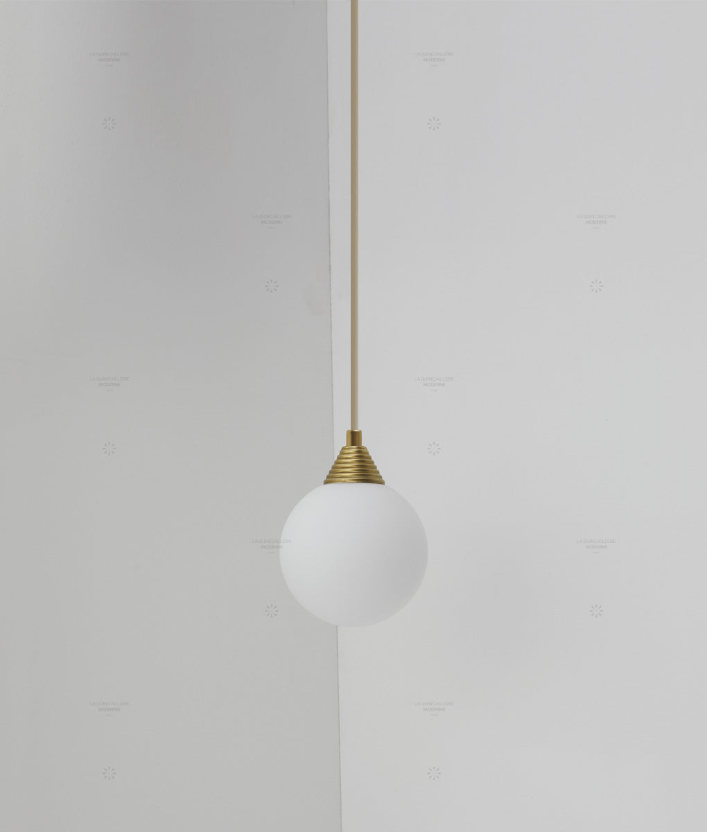 Suspension "Babel", verrerie boule en opaline, La Quincaillerie moderne