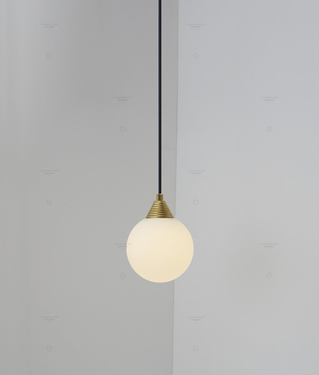 Suspension "Babel", verrerie boule en opaline, La Quincaillerie moderne