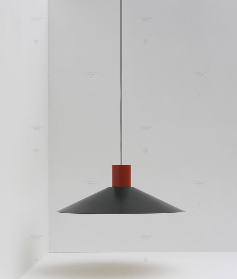 Suspension évasée "Belle de nuit", grand modèle, noir et rouge cardinal, câble gris-bleu - La Quincaillerie moderne