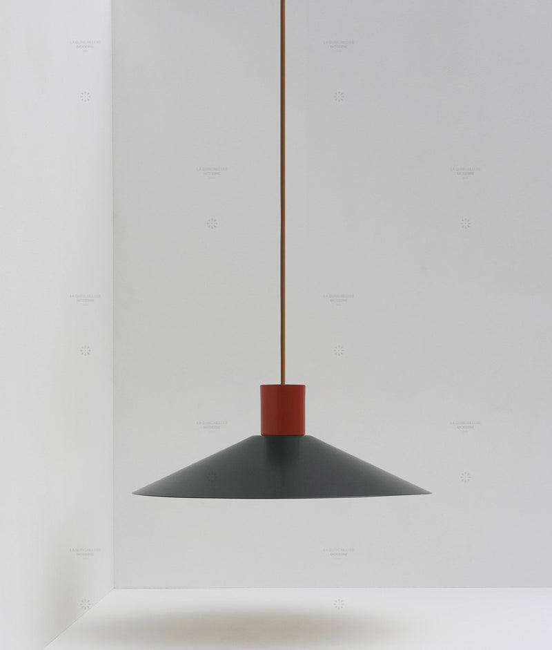 Suspension évasée "Belle de nuit", grand modèle, noir et rouge cardinal, câble marron - La Quincaillerie moderne
