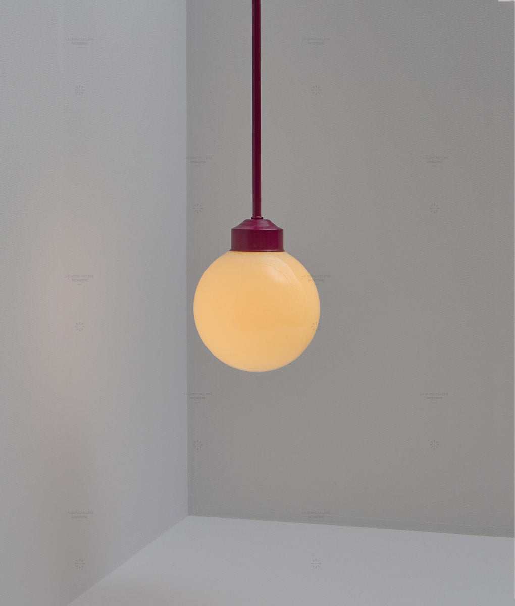 La Quincaillerie moderne - Suspension "Bistro" prune, verrerie opaline satinée