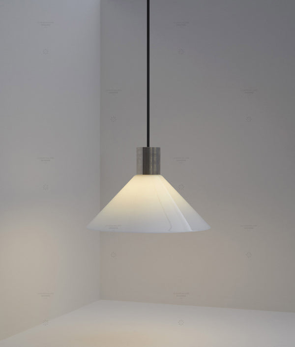 Suspension "Délices", abat-jour en opaline satinée bleu pâle, grand modèle