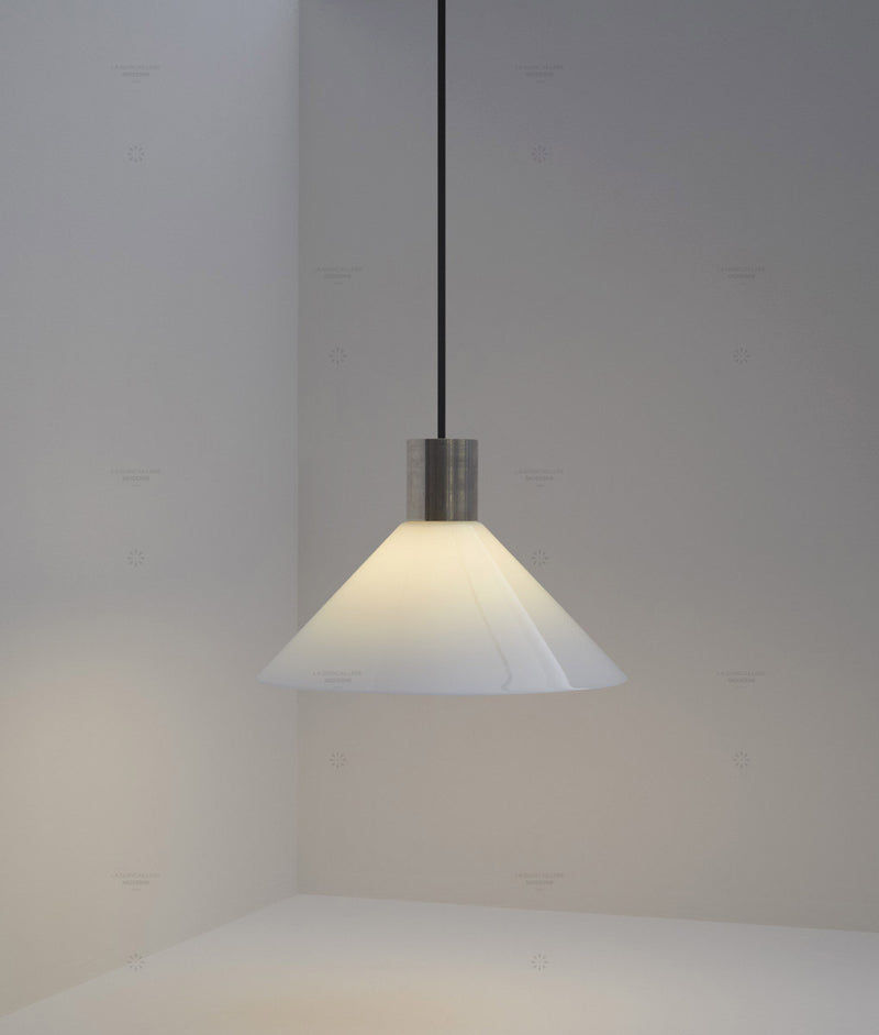 Suspension "Délices", abat-jour en opaline satinée bleu pâle, grand modèle