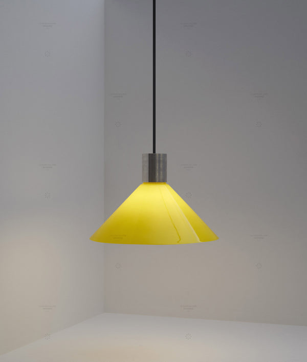 Suspension "Délices", abat-jour en opaline satinée jaune, grand modèle