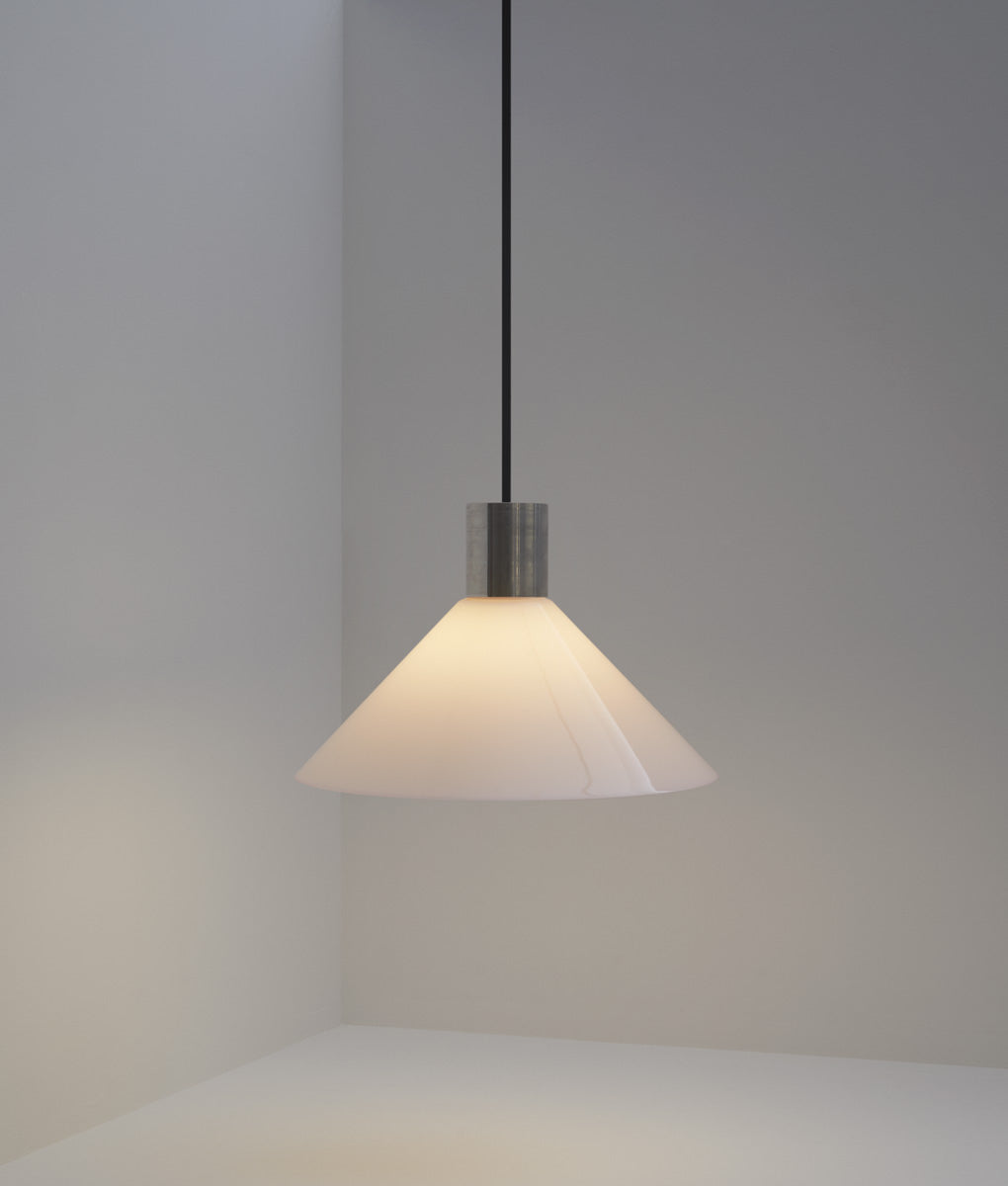 Suspension "Délices", abat-jour en opaline satinée rose pâle, grand modèle
