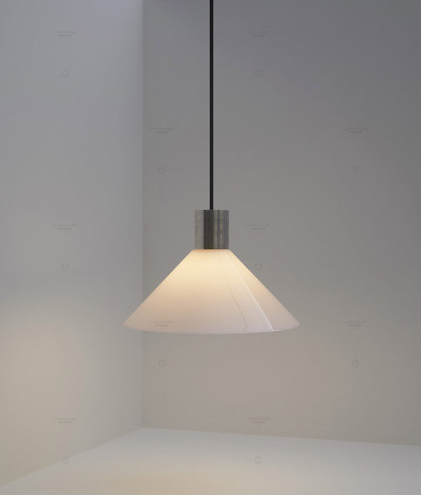 Suspension "Délices", abat-jour en opaline satinée rose pâle, grand modèle