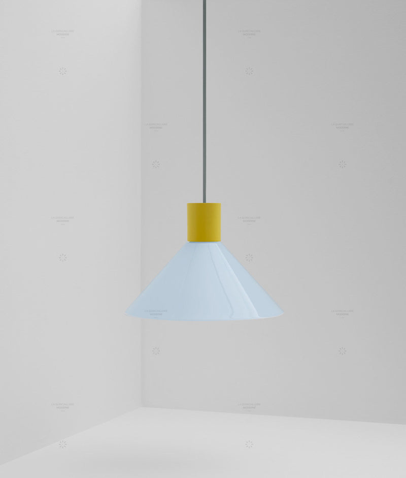 Suspension "Délices", abat-jour en opaline satinée bleu pâle, grand modèle