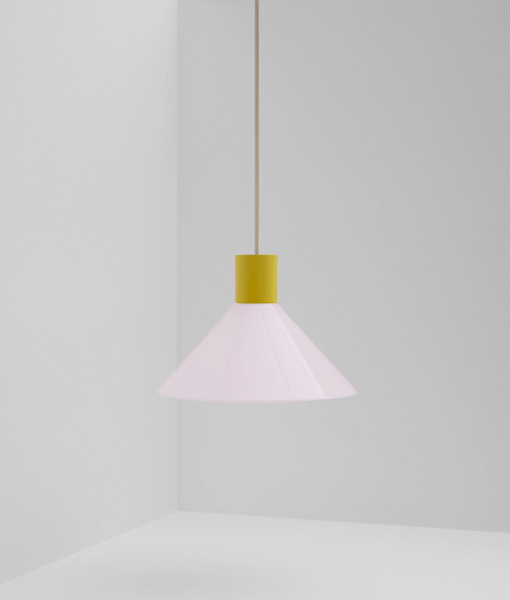 Suspension "Délices", abat-jour en opaline satinée rose pâle, grand modèle
