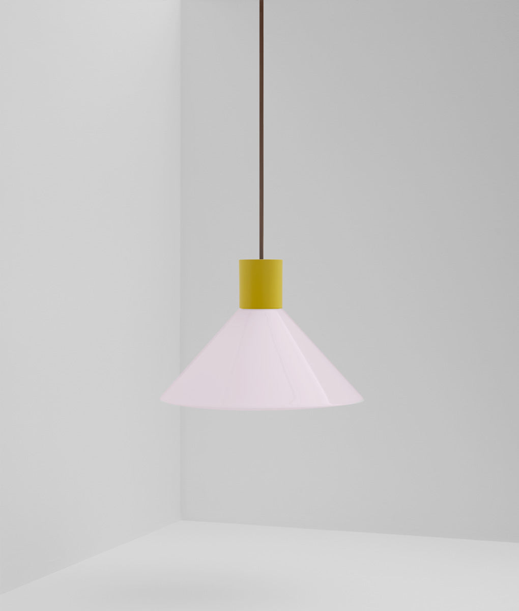 Suspension "Délices", abat-jour en opaline satinée rose pâle, grand modèle