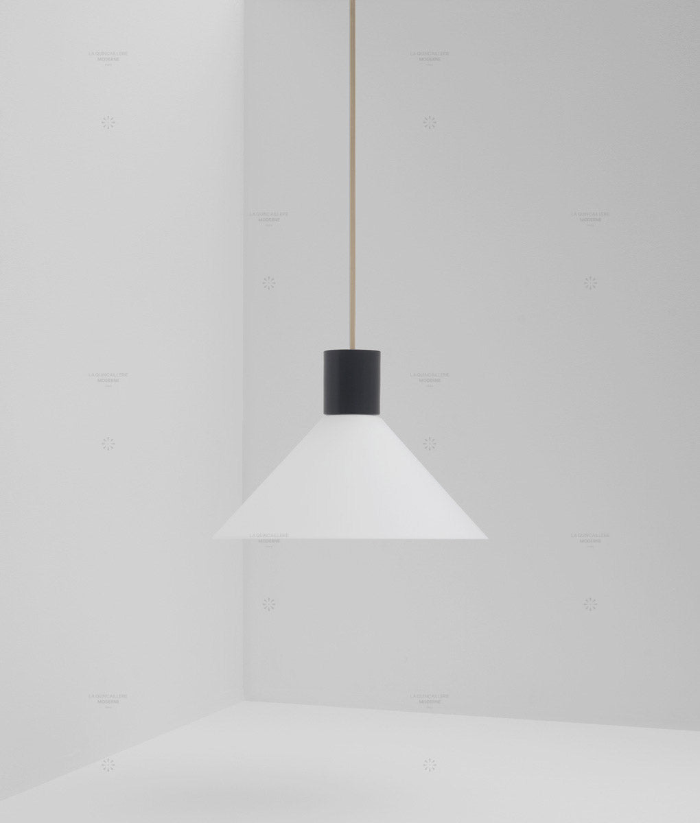 Suspension "Délices", abat-jour en opaline blanche mate, grand modèle
