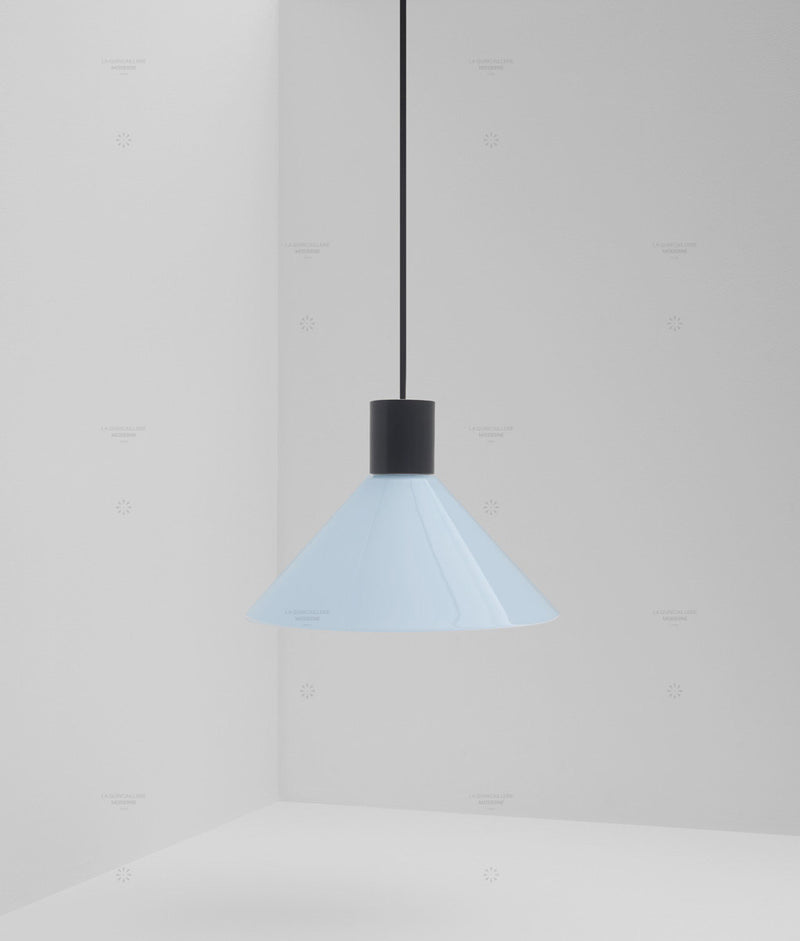 Suspension "Délices", abat-jour en opaline satinée bleu pâle, grand modèle