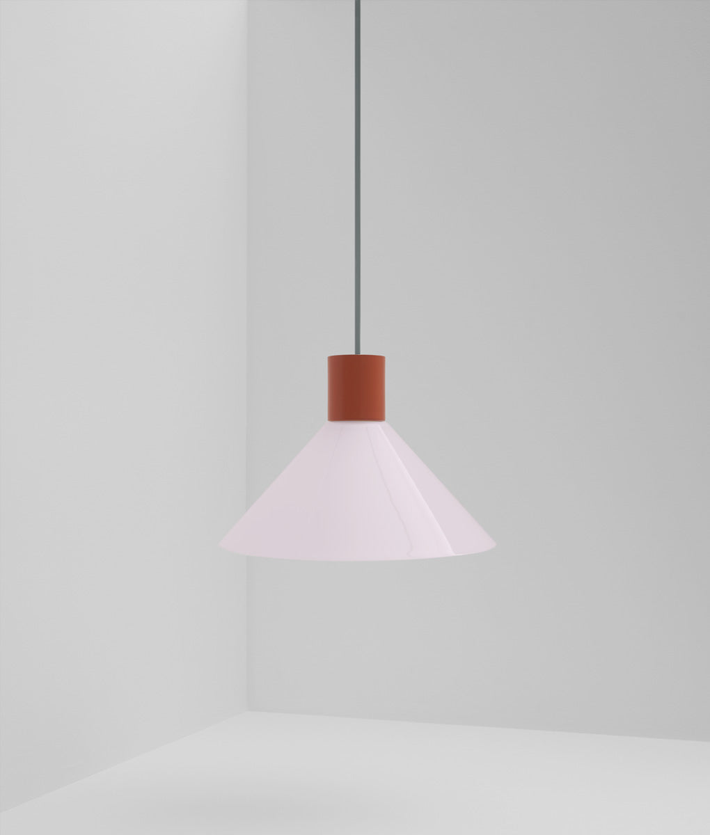 Suspension "Délices", abat-jour en opaline satinée rose pâle, grand modèle