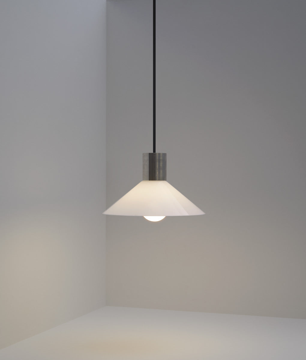 Suspension "Délices", abat-jour en opaline blanche satinée, petit modèle