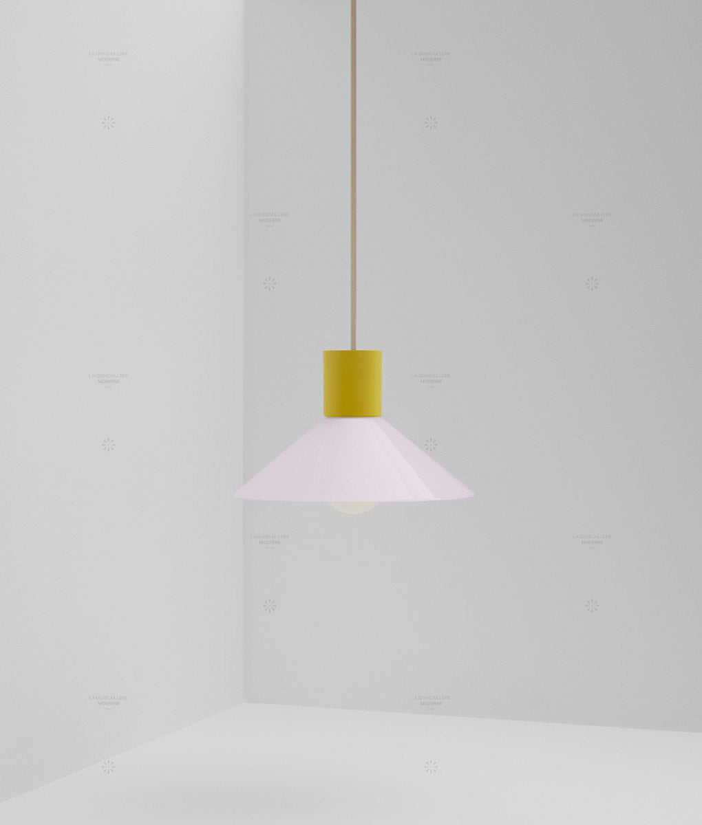 Suspension "Délices", abat-jour en opaline satinée rose pâle, petit modèle