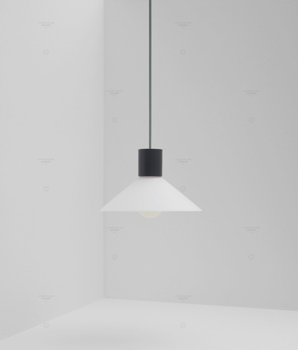 Suspension "Délices", abat-jour en opaline blanche mate, petit modèle