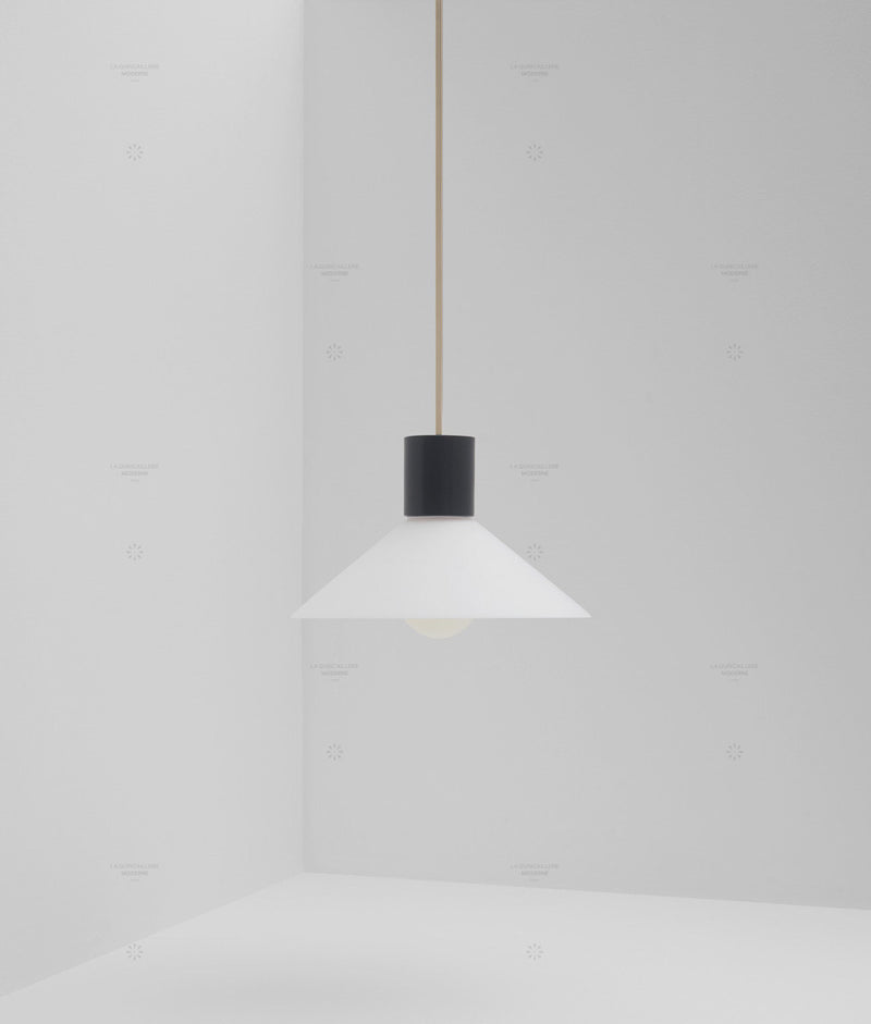 Suspension "Délices", abat-jour en opaline blanche mate, petit modèle