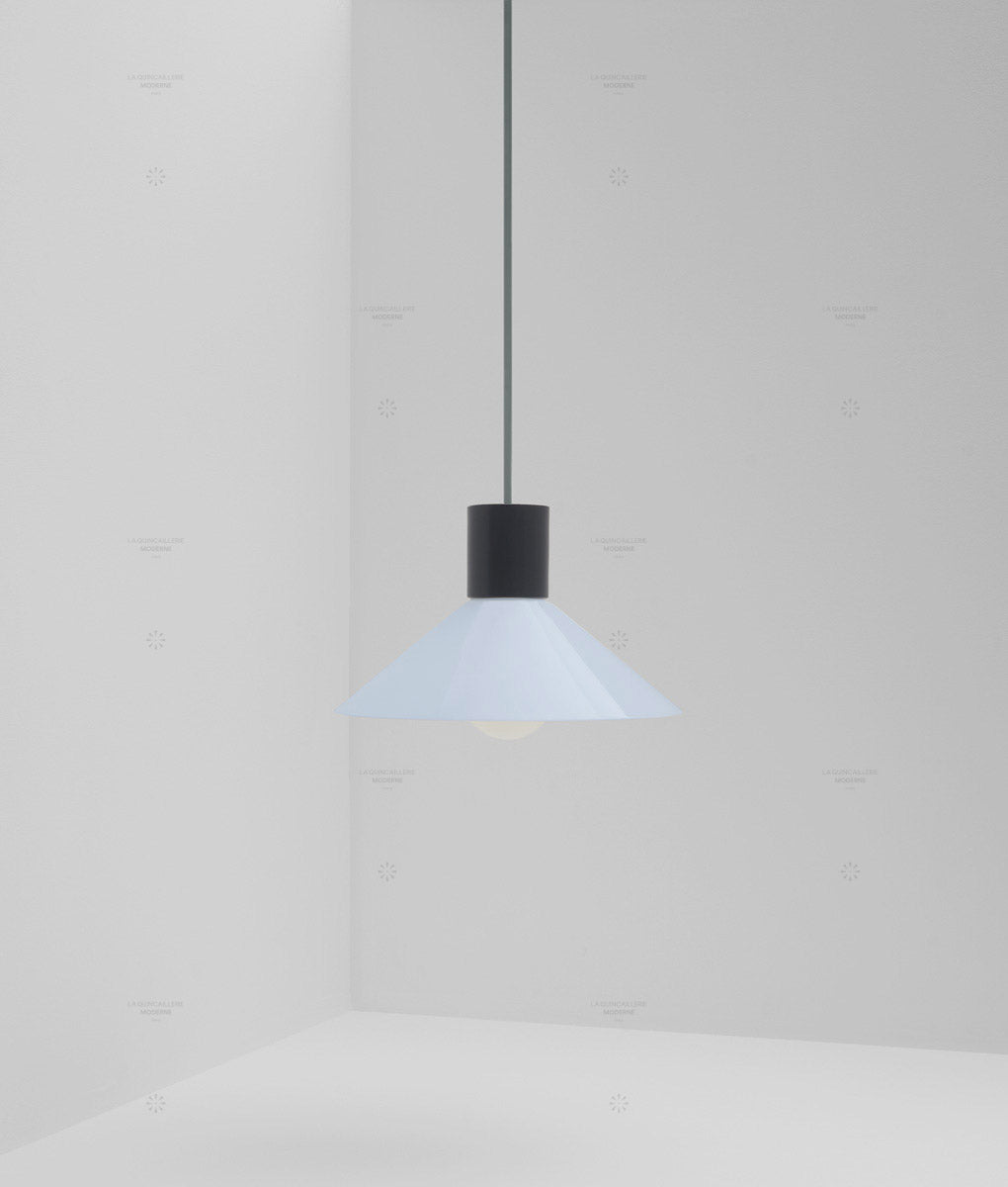 Suspension "Délices", abat-jour en opaline satinée bleu pâle, petit modèle
