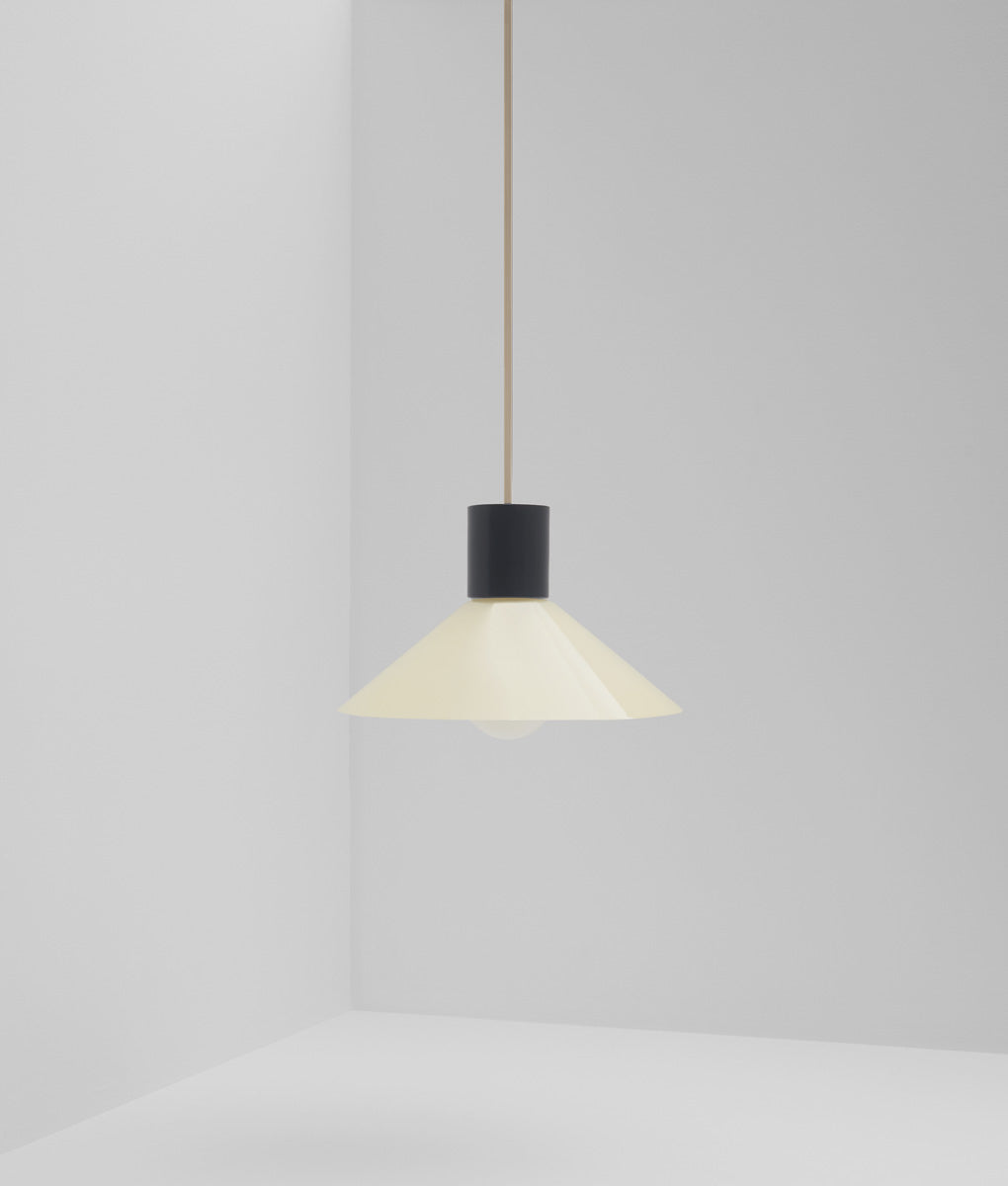 Suspension "Délices", abat-jour en opaline satinée crème, petit modèle