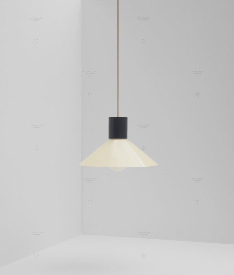 Suspension "Délices", abat-jour en opaline satinée crème, petit modèle