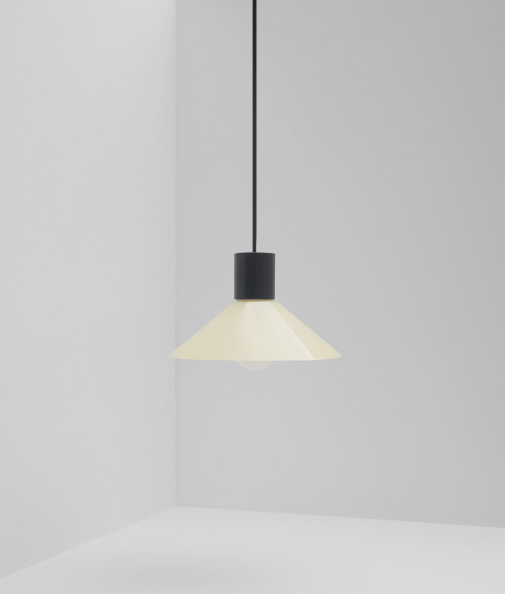 Suspension "Délices", abat-jour en opaline satinée crème, petit modèle