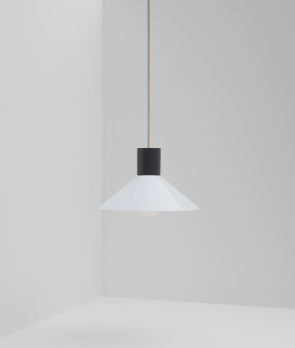 Suspension "Délices", abat-jour en opaline blanche satinée, petit modèle