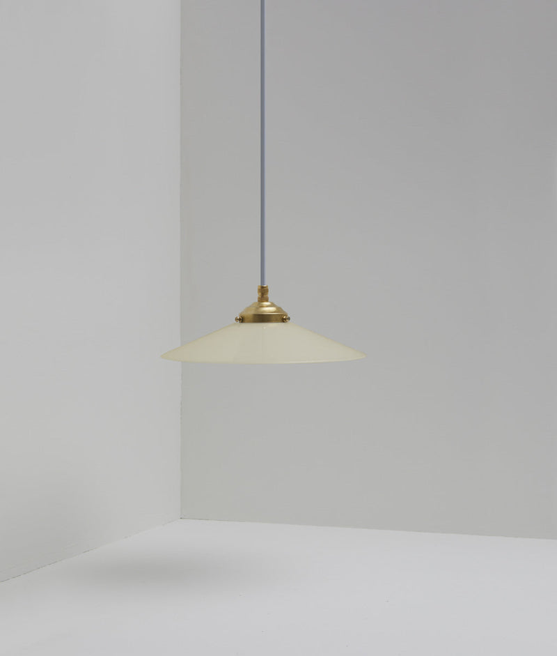 Suspension "Évasé" en opaline satinée crème, avec griffe de fixation en laiton, petit modèle, câble bleu-gris - La Quincaillerie moderne