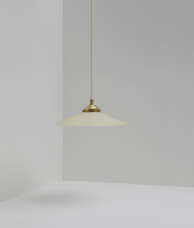 Suspension "Évasé" en opaline satinée crème, avec griffe de fixation en laiton, petit modèle, câble crème - La Quincaillerie moderne