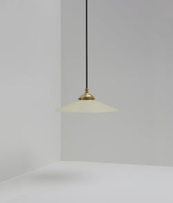 Suspension "Évasé" en opaline satinée crème, avec griffe de fixation en laiton, petit modèle, câble noir - La Quincaillerie moderne