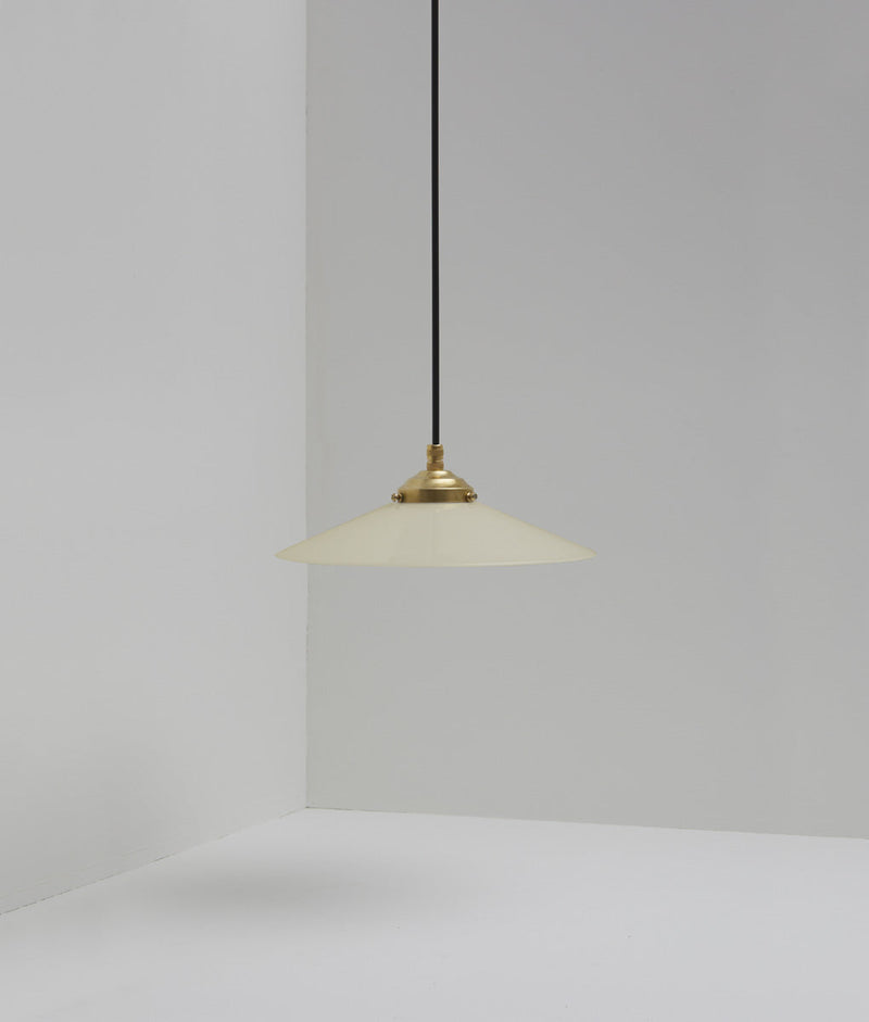 Suspension "Évasé" en opaline satinée crème, avec griffe de fixation en laiton, petit modèle, câble noir - La Quincaillerie moderne