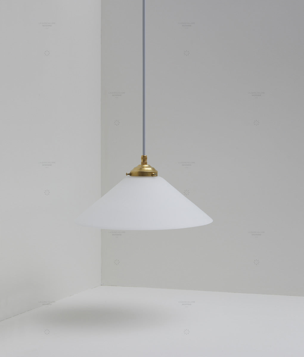 Suspension "Évasé" en opaline blanche mate, avec griffe de fixation en laiton, grand modèle, câble gris-bleu - La Quincaillerie moderne
