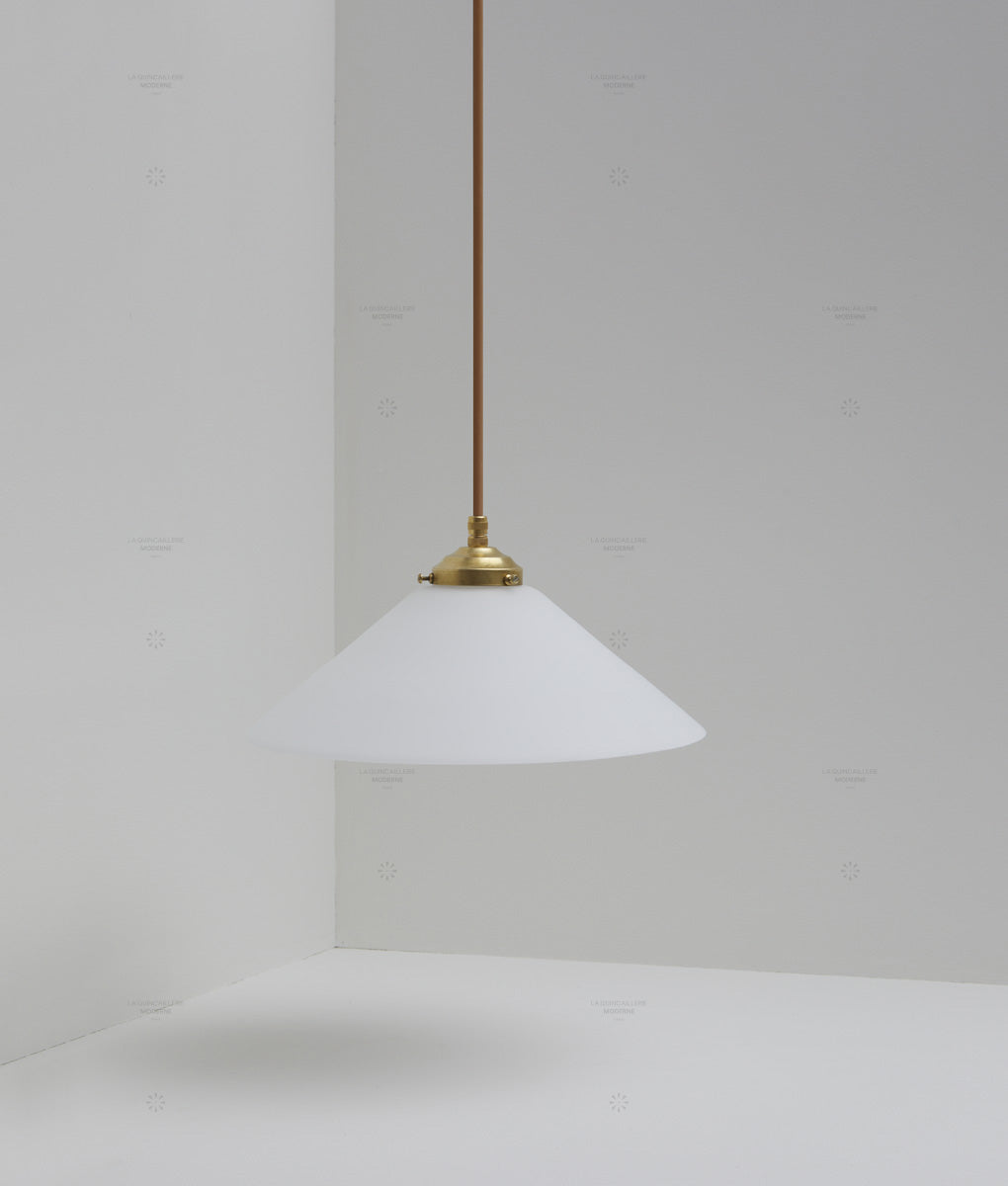 Suspension "Évasé" en opaline blanche mate, avec griffe de fixation en laiton, grand modèle, câble marron, La Quincaillerie moderne