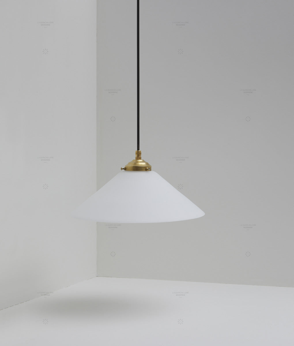 Suspension "Évasé" en opaline blanche mate, avec griffe de fixation en laiton, grand modèle, câble noir - La Quincaillerie moderne