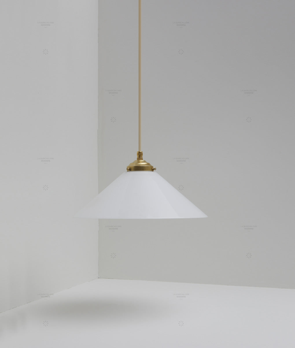 Suspension "Évasé" en opaline blanche satinée, avec griffe de fixation en laiton, grand modèle, câble crème - La Quincaillerie moderne