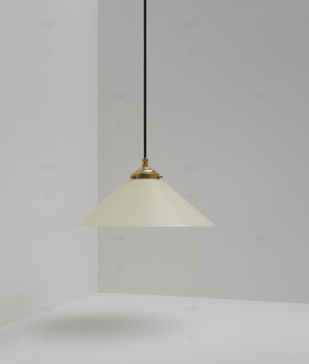 Suspension "Évasé" en opaline crème satinée, avec griffe de fixation en laiton, grand modèle, câble noir - La Quincaillerie moderne