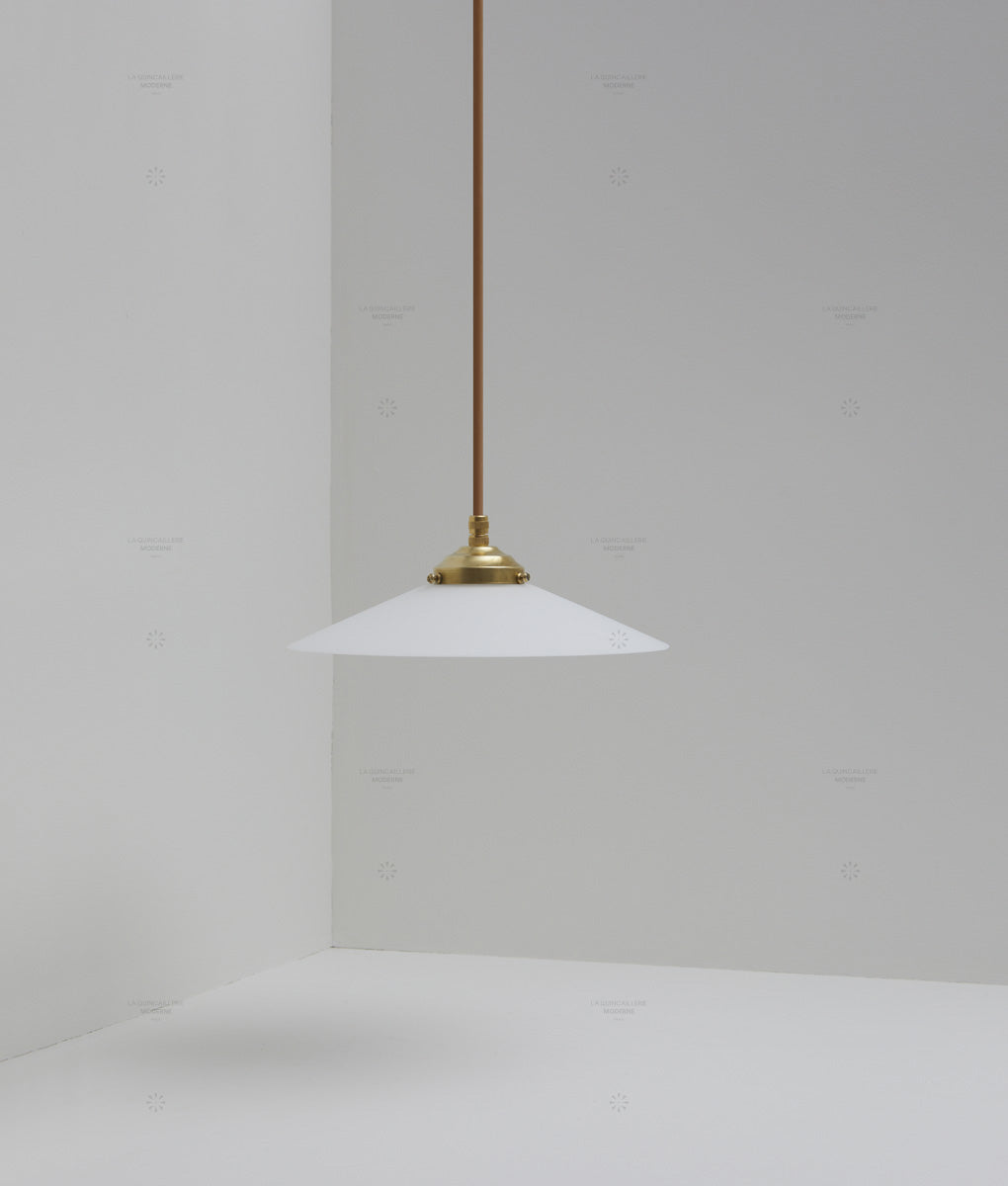 Suspension "Évasé" en opaline blanche mate, avec griffe de fixation en laiton, petit modèle, câble marron - La Quincaillerie moderne