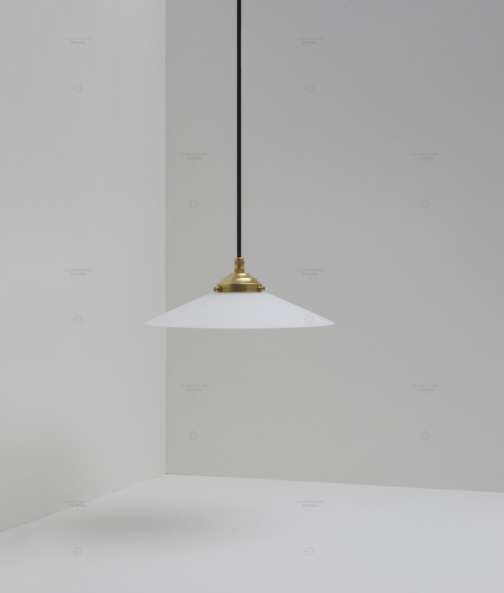 Suspension "Évasé" en opaline blanche mate, avec griffe de fixation en laiton, petit modèle, câble noir - La Quincaillerie moderne